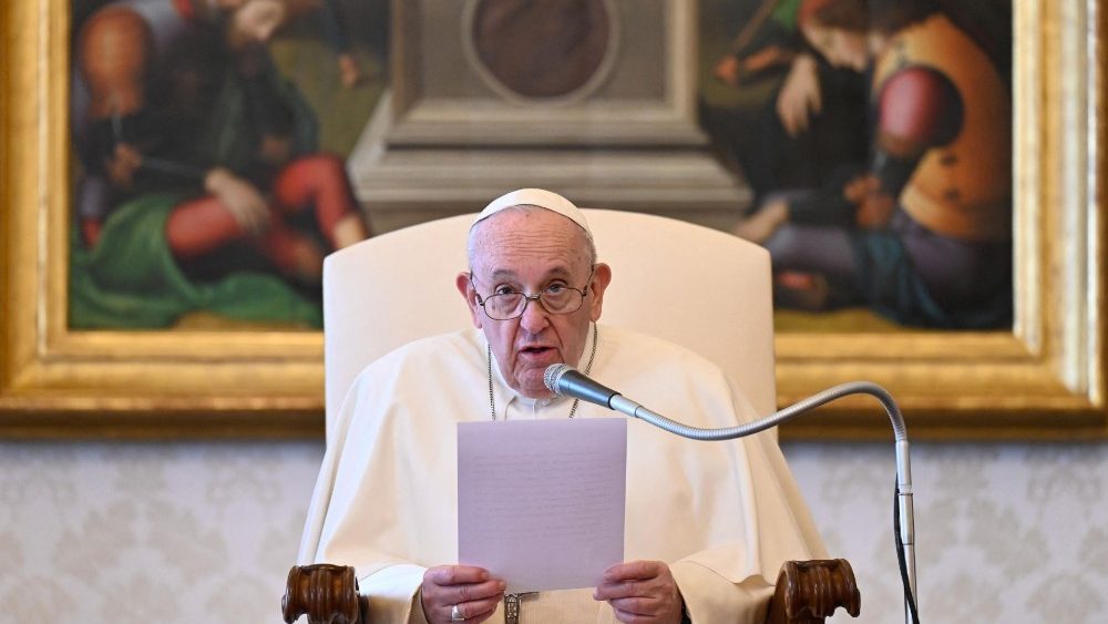 البابا فرنسيس يتحدث في مقابلته العامة مع المؤمنين عن فضيلة الإيمان