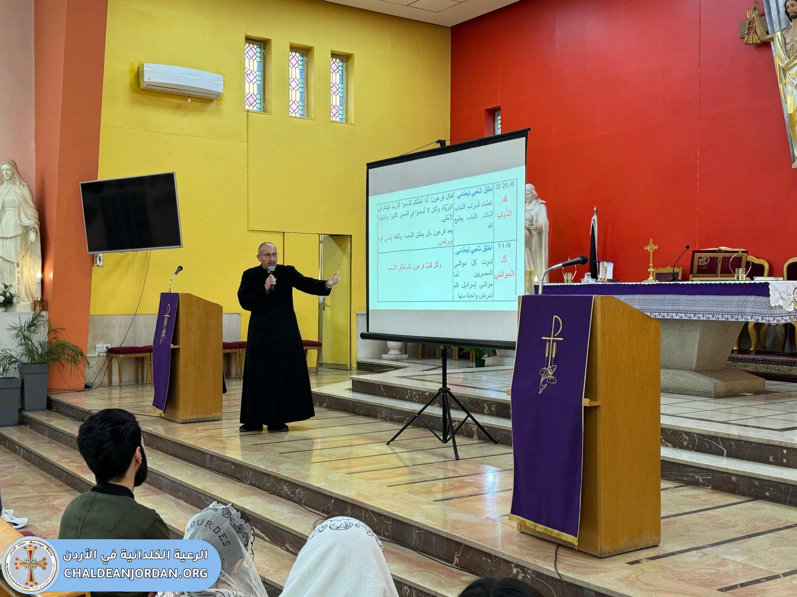 صور لرعيتنا الكلدانية في كنيسة الفرير- جبل الحسين للمحاضرة في سفر الخروج- من العبودية الى الحرية عقبها صلاة درب الصليب. الجمعة ٢٠٢٦/٣/١٣