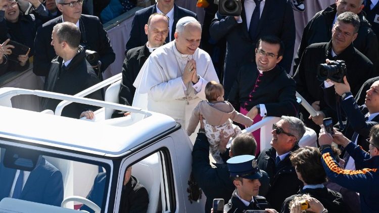 البابا لاوُن الرابع عشر يواصل خلال المقابلة العامة مع المؤمنين تعليمه حول الدستور العقائدي “نور الأمم”